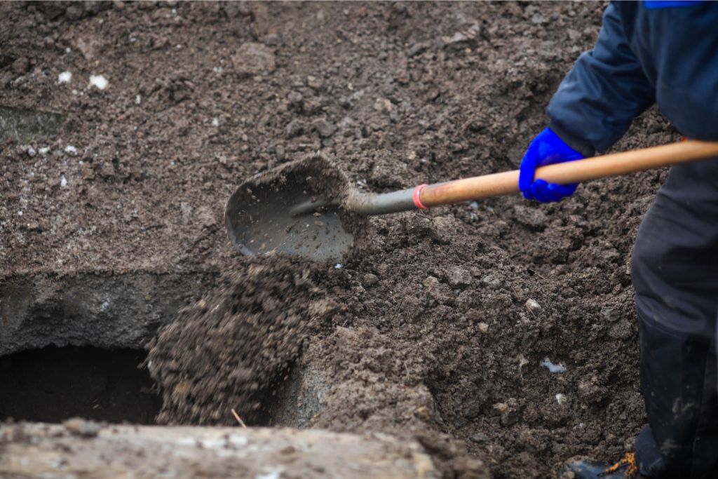 Le métier de fossoyeur : entre tradition et évolution des pratiques